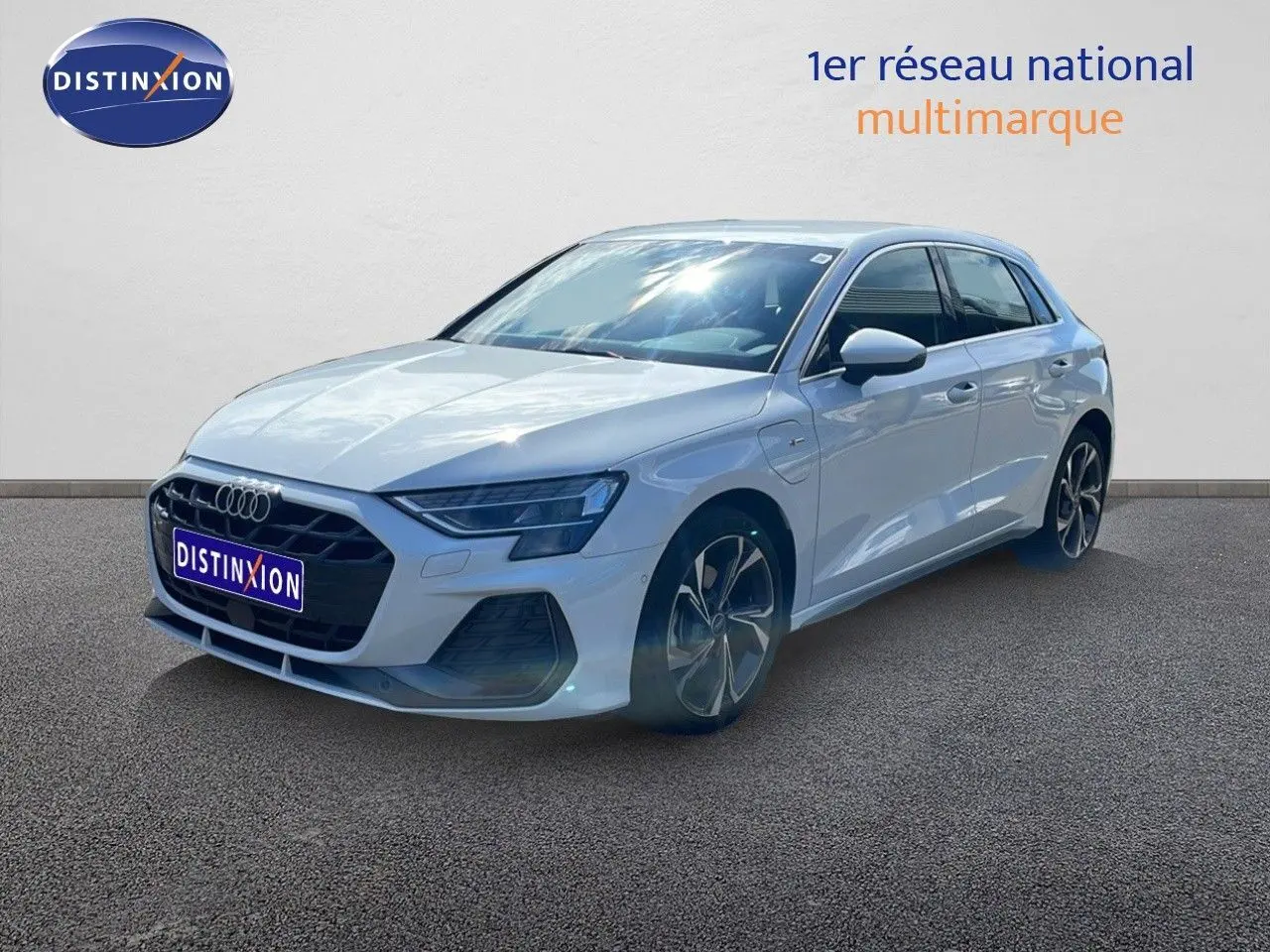 Audi A3 Sportback blanc Ibis vue 3/4 avant droit avec jantes S-Line et calandre noire distinctive.
