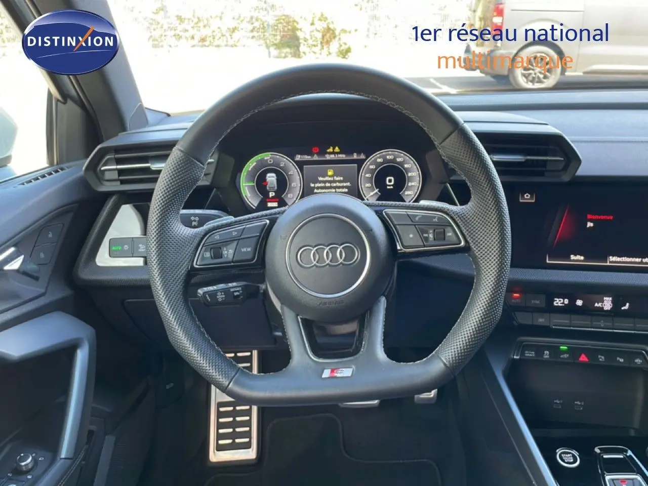 Intérieur Audi A3 Sportback 40 TFSIe 2025, vue frontale du volant cuir perforé S-Line et tableau de bord digital.