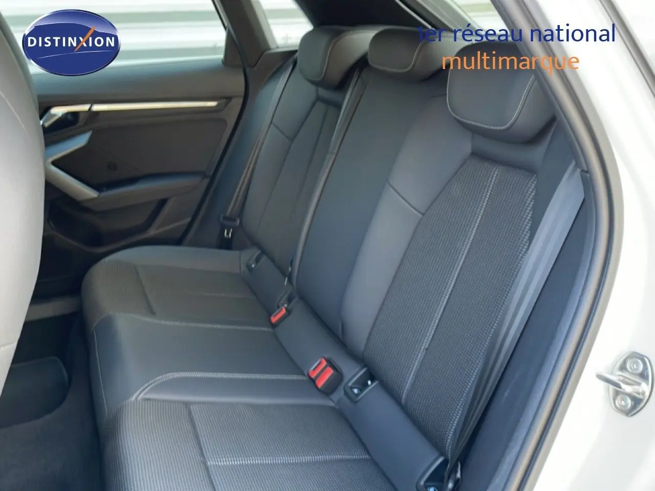 Vue intérieure côté droit des sièges arrière en tissu et cuir gris noir de l'Audi A3 Sportback blanc Ibis 2025.