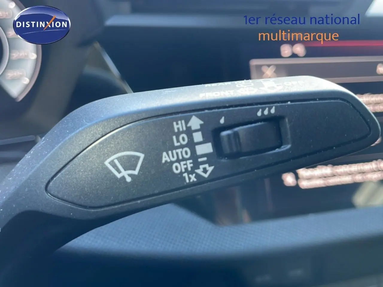 Gros plan sur la commande d’essuie-glace de l’Audi A3 Sportback 40 TFSIe 2025, intérieur noir.