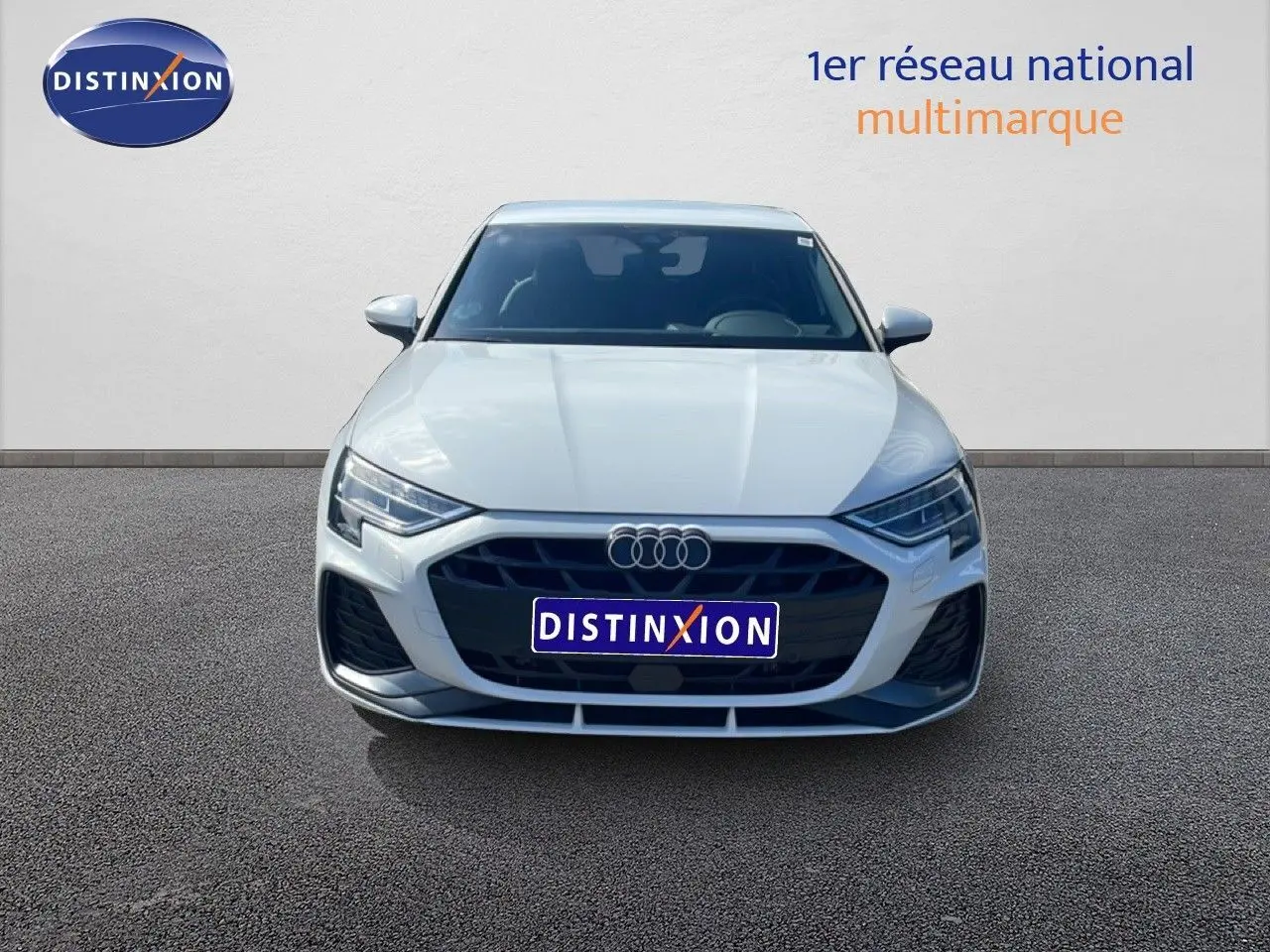 Vue avant d'une Audi A3 Sportback blanche Ibis 2025 avec calandre noire et logo Audi distinctif.