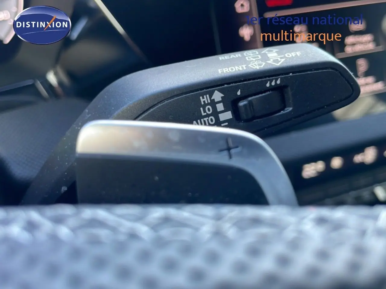Gros plan sur la palette de changement de vitesse et commande d’essuie-glace dans l’habitacle de l’Audi A3 Sportback blanc Ibis 2025.