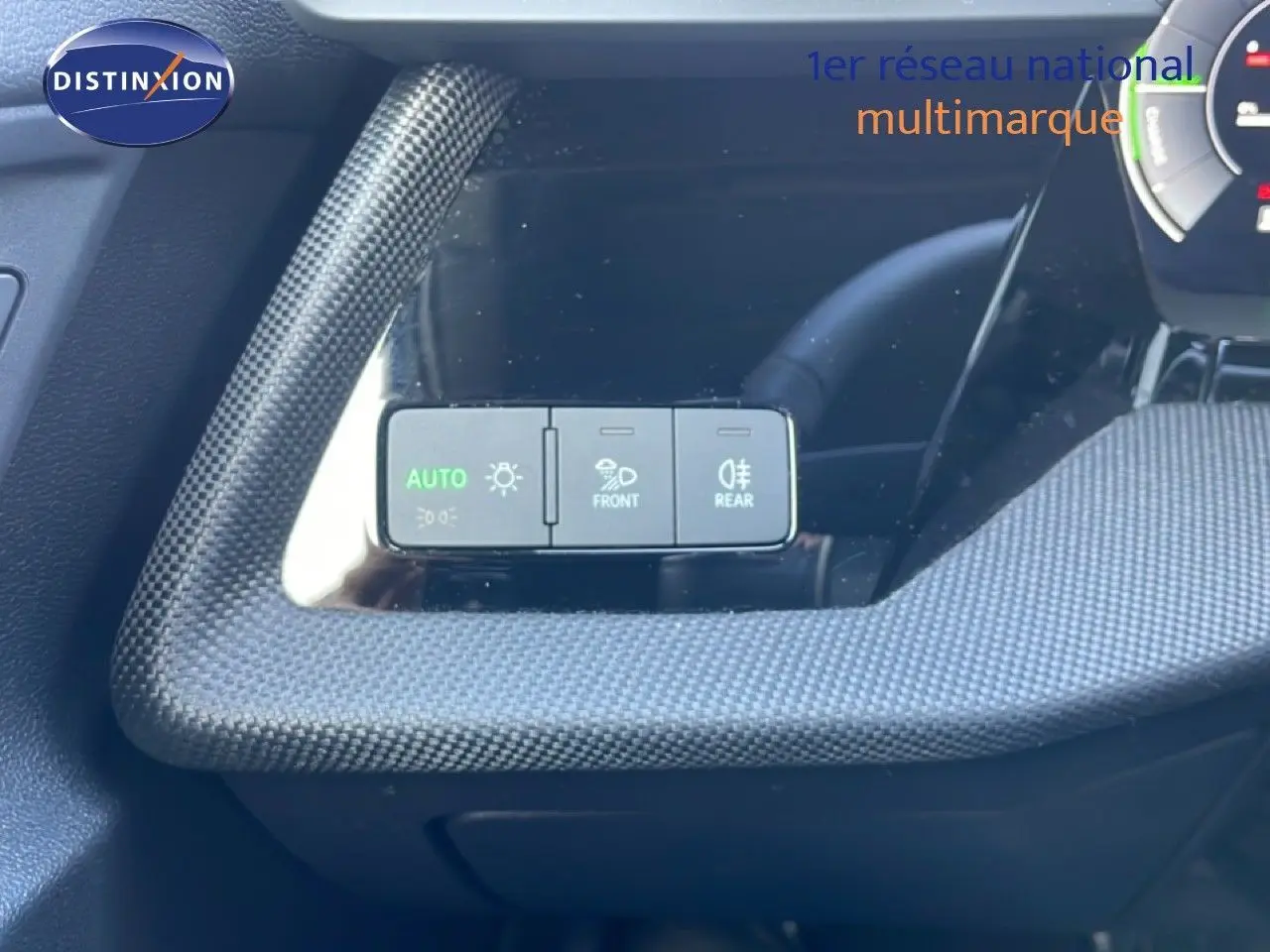 Détail du tableau de bord de l'Audi A3 Sportback 2025 blanc Ibis, avec commandes d'éclairage et finition carbone.