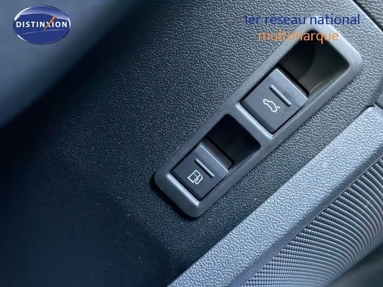 Gros plan sur les commandes d’ouverture du coffre et de la trappe à carburant dans l’Audi A3 Sportback blanc Ibis 2025.