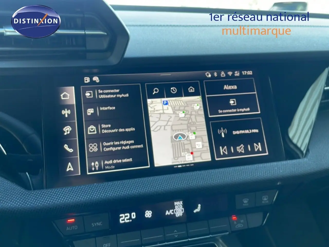Vue intérieure du tableau de bord de l'Audi A3 Sportback blanc Ibis 2025 avec écran tactile et commandes climatisation.