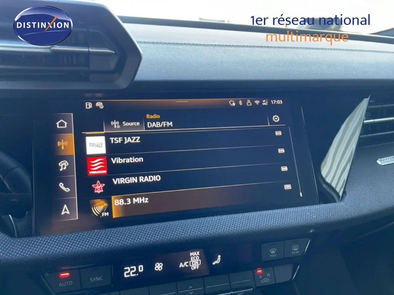 Vue intérieure du tableau de bord de l'Audi A3 Sportback 2025, écran multimédia affichant les stations radio.