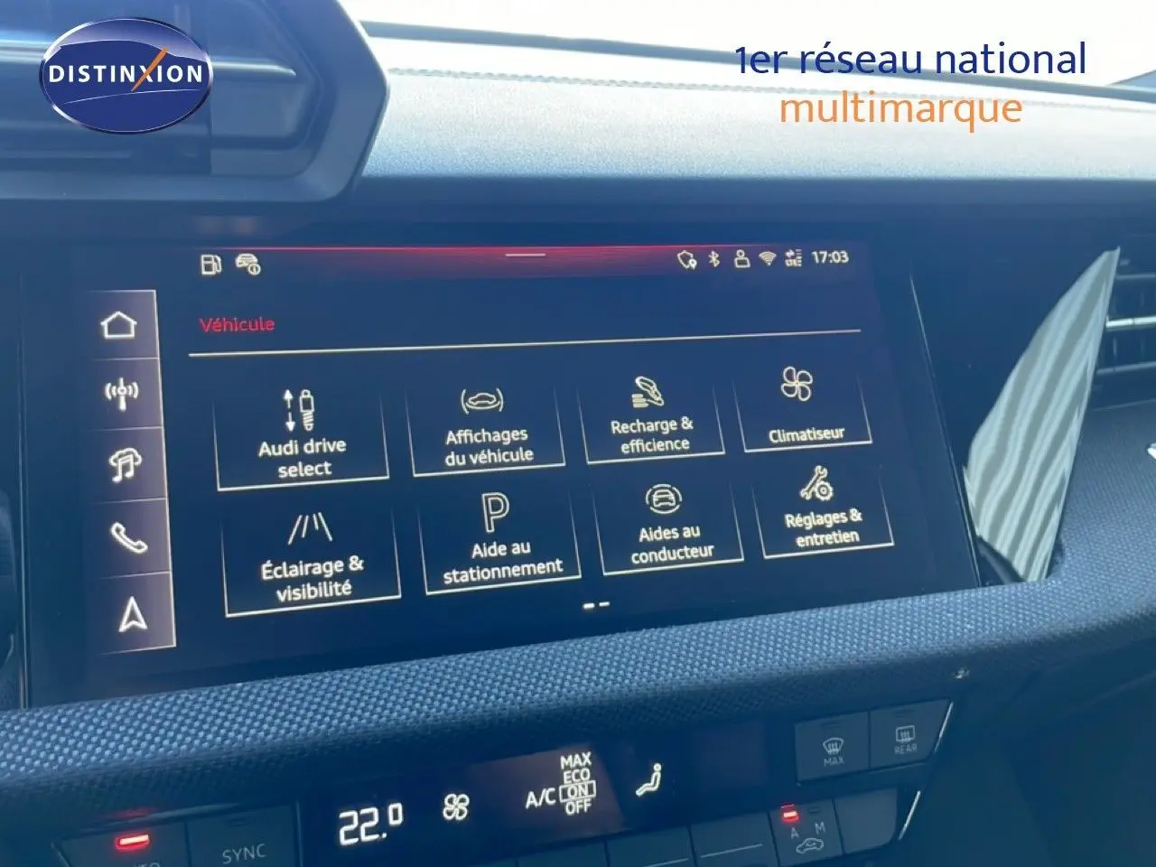 Vue rapprochée de l'écran tactile central de l'Audi A3 Sportback 2025, affichant les options de véhicule et climatisation.