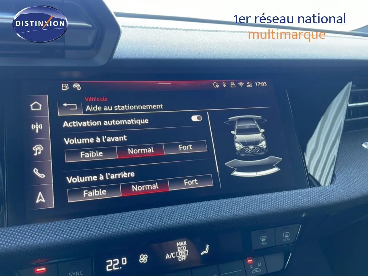 Écran tactile intérieur de l’Audi A3 Sportback blanc Ibis 2025, affichant l’aide au stationnement en mode automatique.
