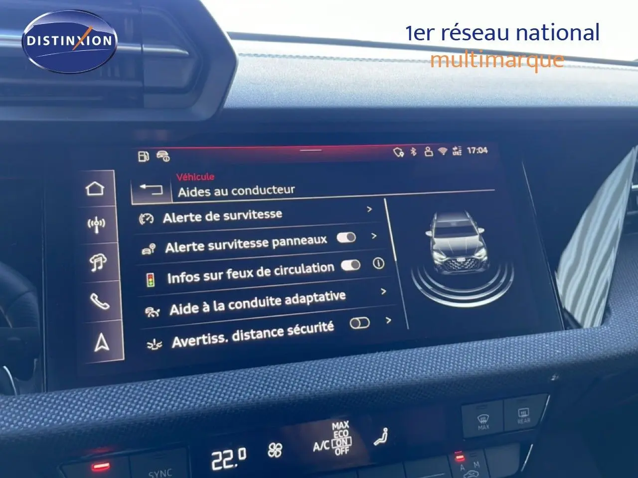 Vue rapprochée de l'écran tactile central de l'Audi A3 Sportback blanc ibis 2025 affichant les aides à la conduite.