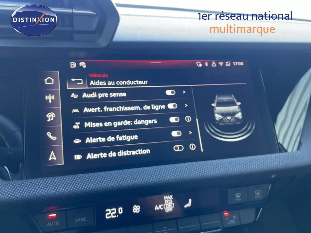 Écran central intérieur de l'Audi A3 Sportback blanc ibis 2025 affichant les aides à la conduite.
