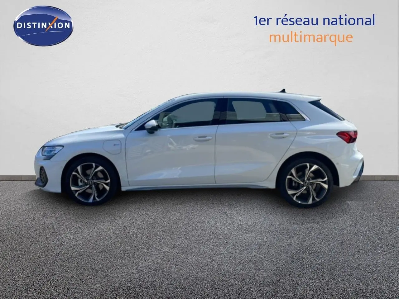 Audi A3 Sportback blanc Ibis vue de profil côté gauche sur fond neutre, roues alliage et vitres teintées.