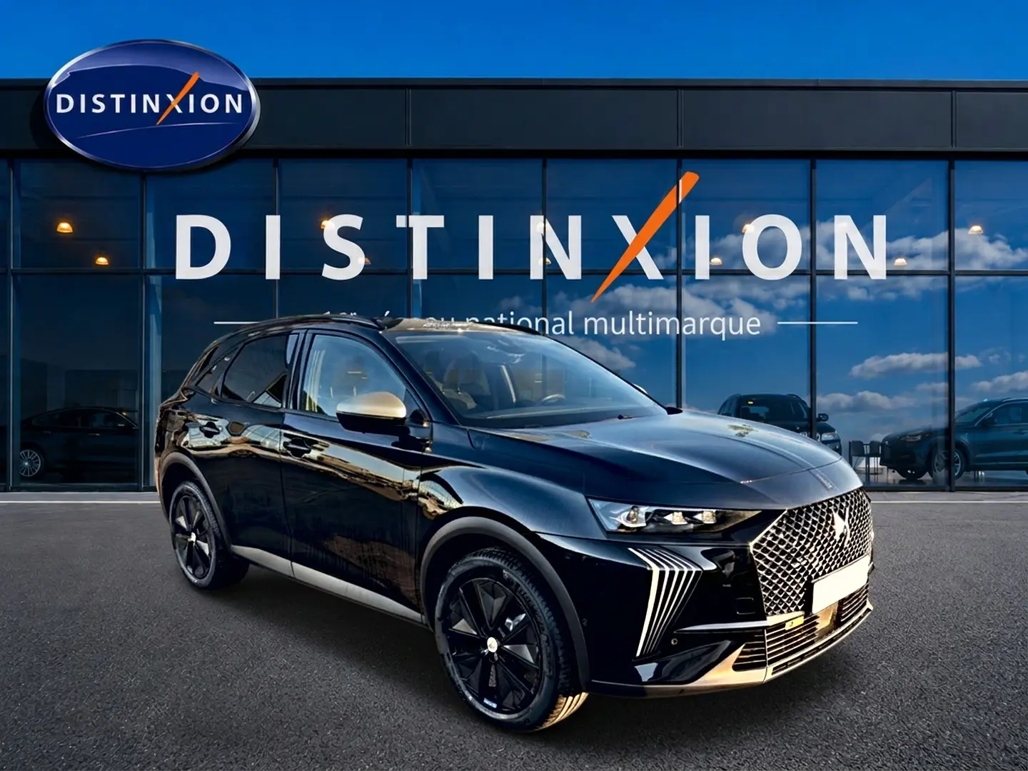 DS7 1.5 BlueHDi 130 Performance Line noir en 3/4 avant droit, avec calandre distinctive et jantes noires brillantes.