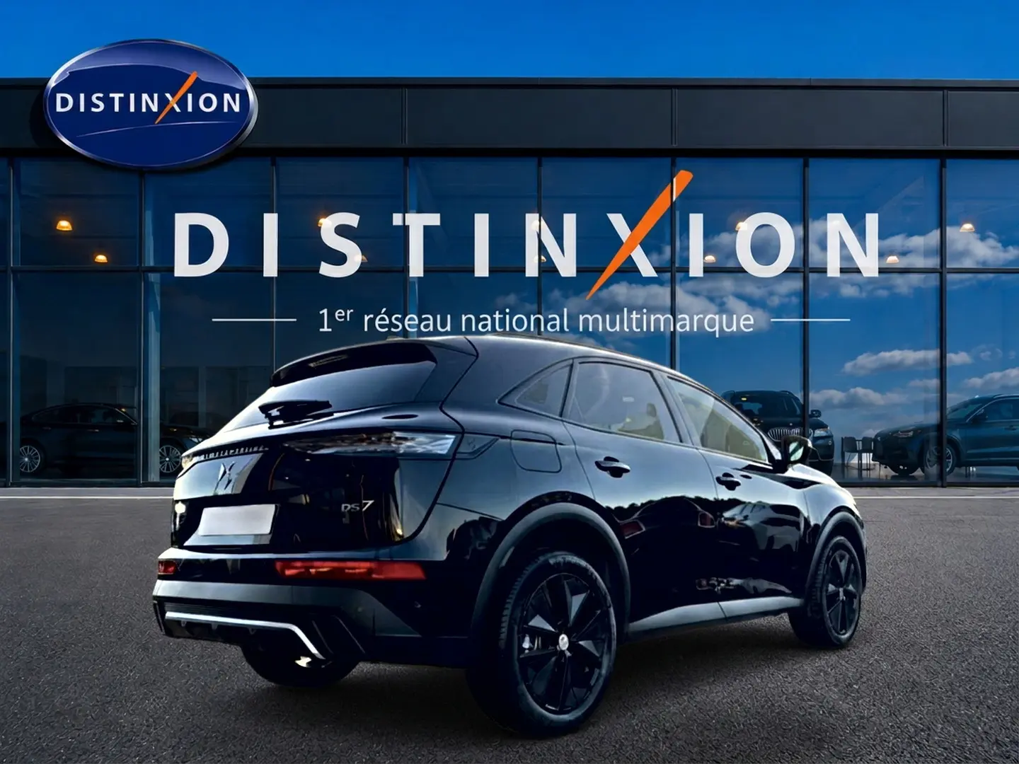 DS7 noir vue 3/4 arrière droit, jantes noires, feux arrière LED, devant vitrine Distinxion.