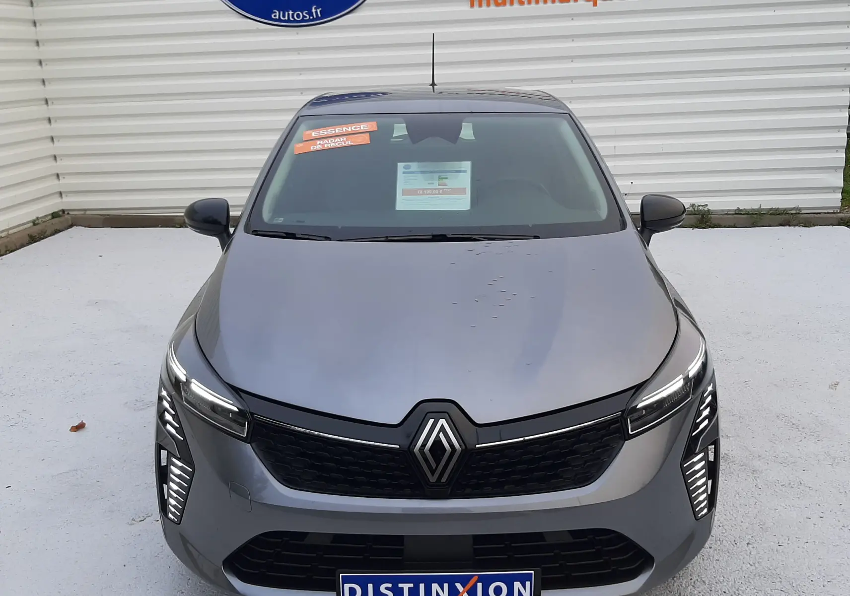 Vue frontale d'une Renault Clio V TCE 90CH Evolution gris schiste avec feux LED distinctifs et calandre noire.