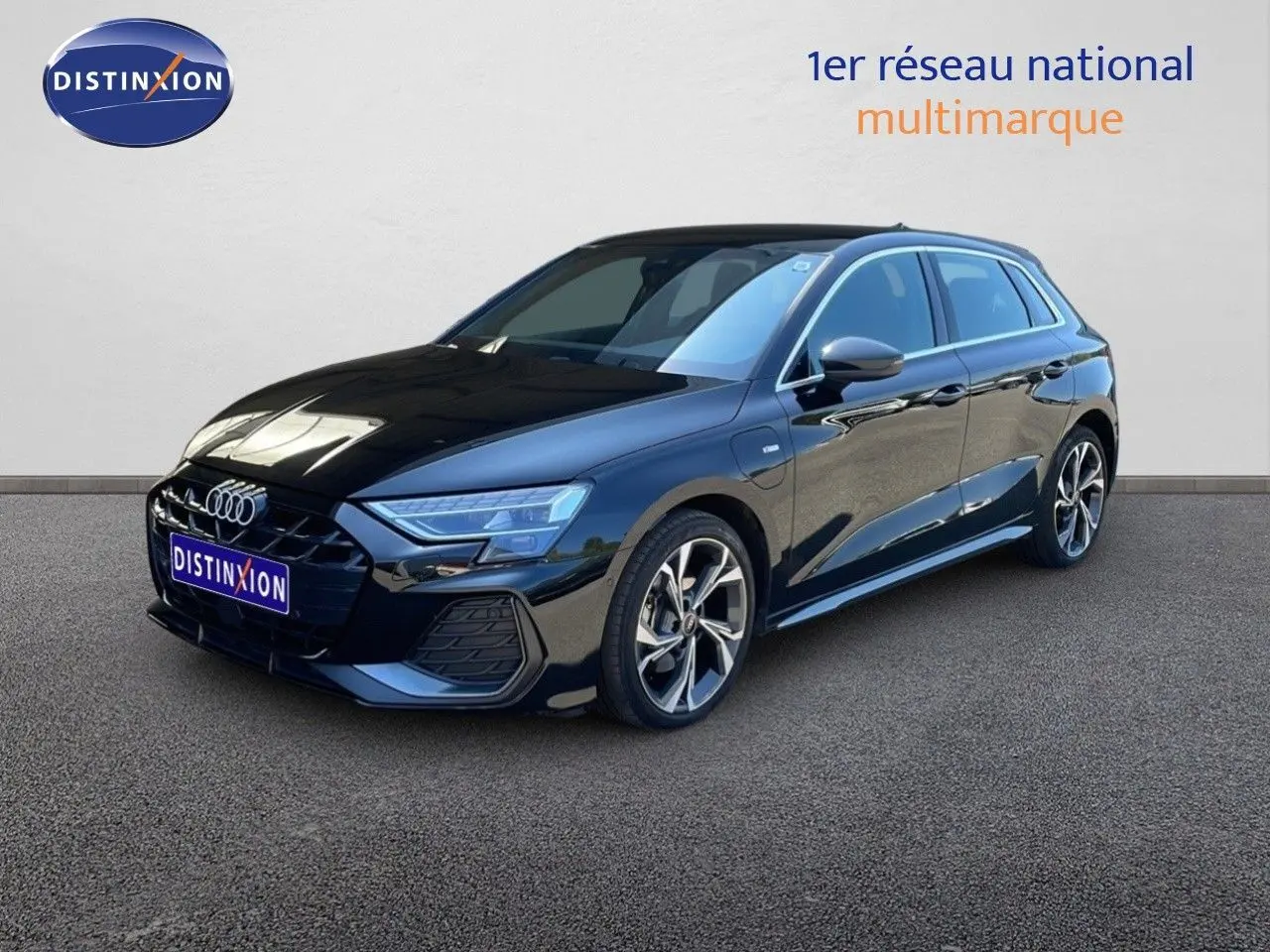 Audi A3 Sportback noir mito metal vue 3/4 avant droit, mettant en valeur ses jantes et son design sportif S-Line.