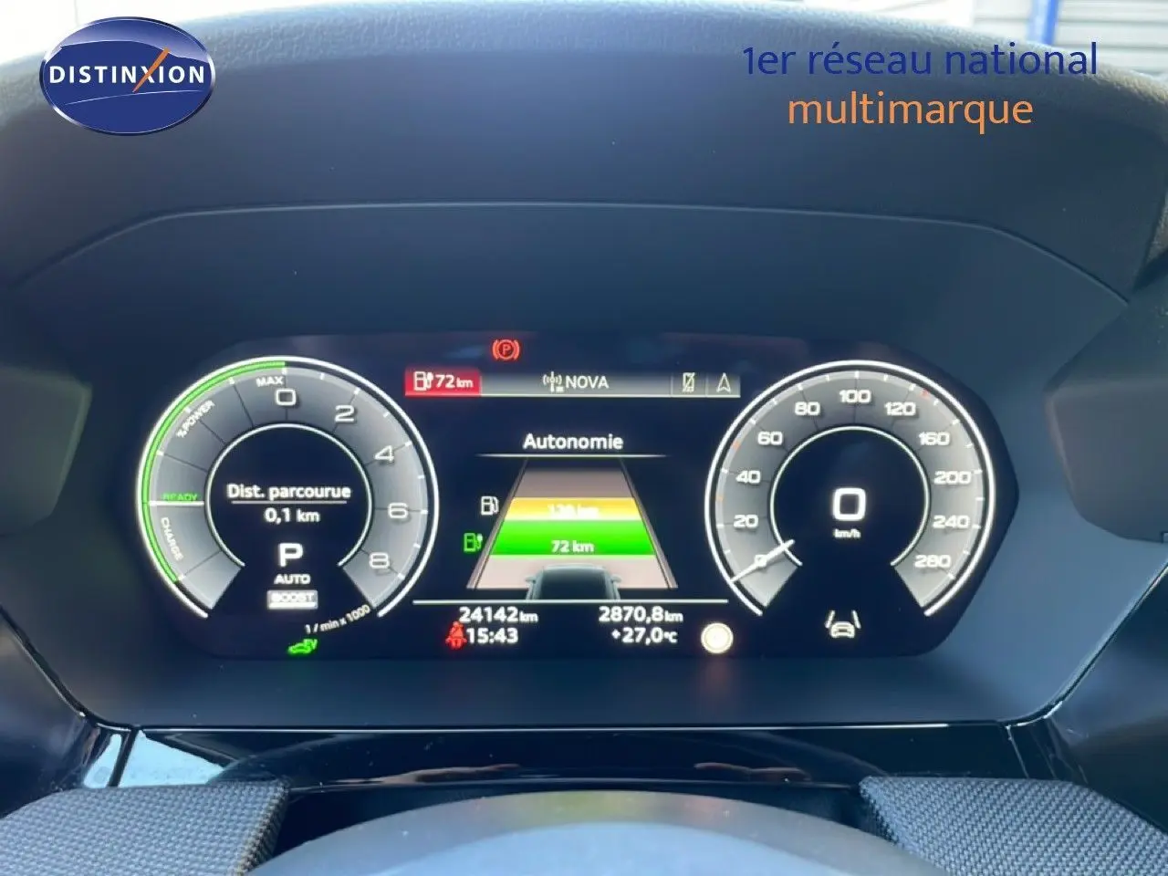 Vue rapprochée du tableau de bord numérique de l'Audi A3 Sportback noir, affichant l'autonomie et la vitesse à 0 km/h.