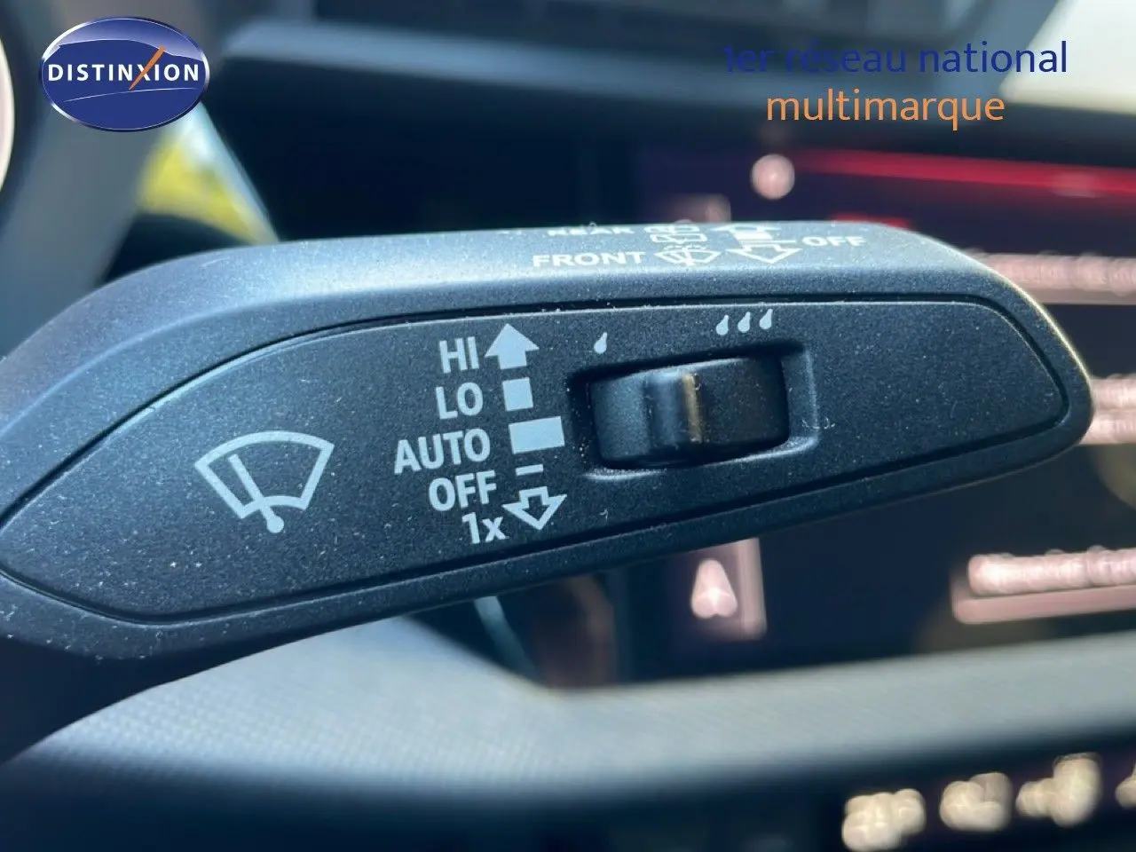 Gros plan sur la commande des essuie-glaces dans l'Audi A3 Sportback 40 TFSIe 2025, intérieur noir.
