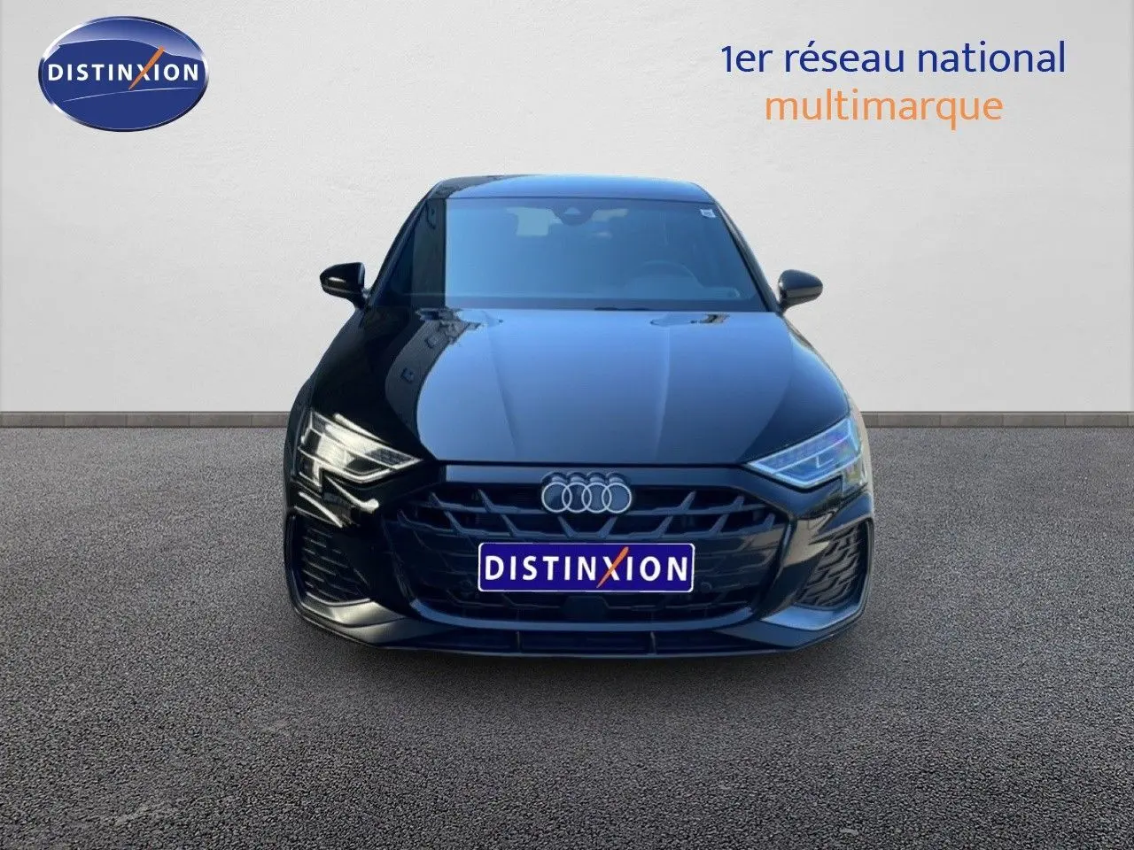 Audi A3 Sportback noir mito metal vue de face, mettant en valeur sa calandre large et ses phares LED distinctifs.
