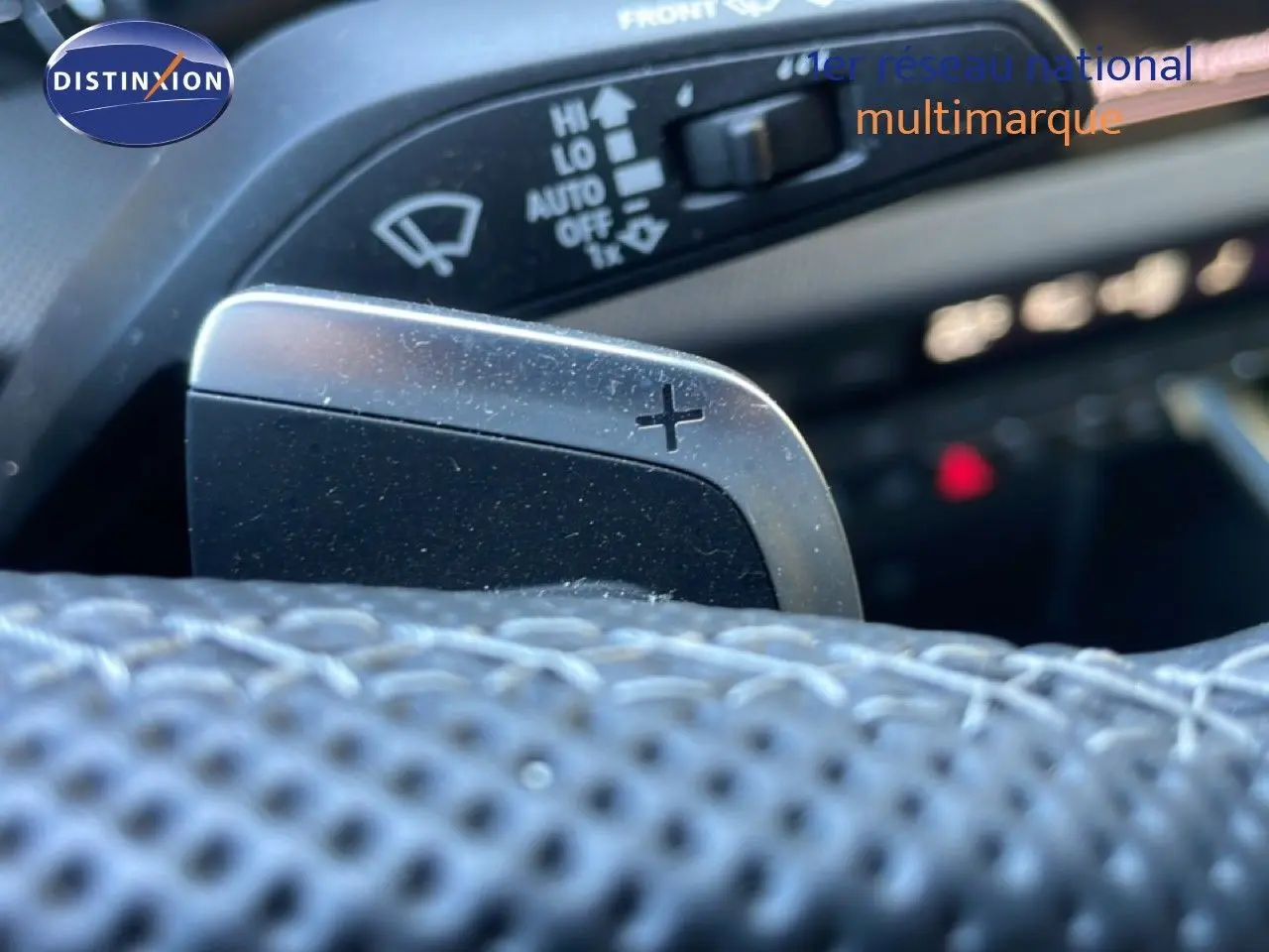 Gros plan sur la palette de changement de vitesse "+" du volant d'une Audi A3 Sportback 40 TFSIe S-Line 2025.