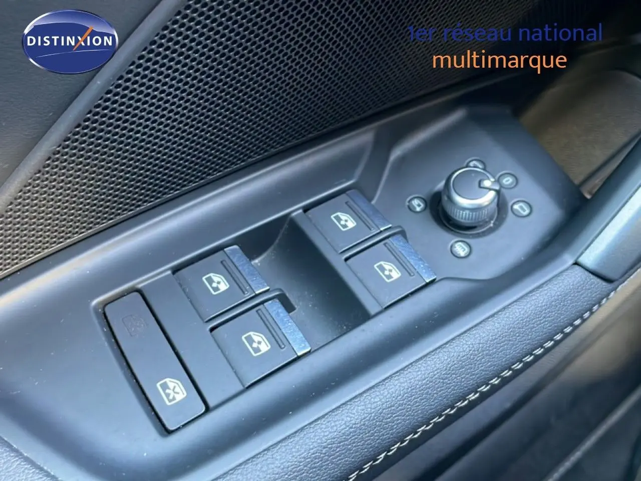 Gros plan sur les commandes des vitres et rétroviseurs côté conducteur de l'Audi A3 Sportback noir mito metal 2025.