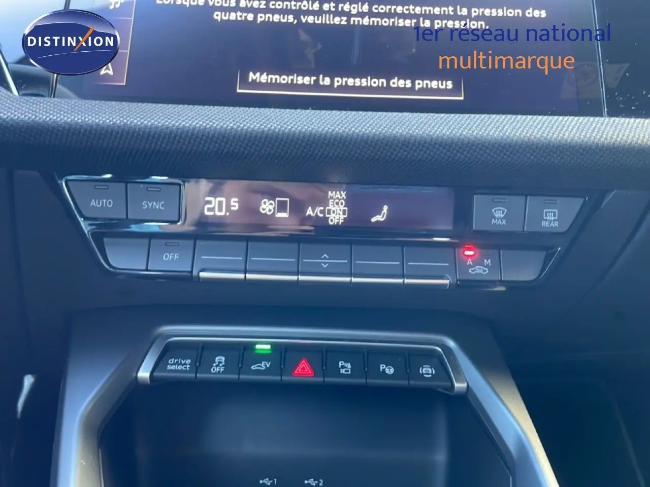 Gros plan sur la console centrale de l'Audi A3 Sportback 40 TFSIe 2025, avec commandes climatisation et boutons multifonctions.
