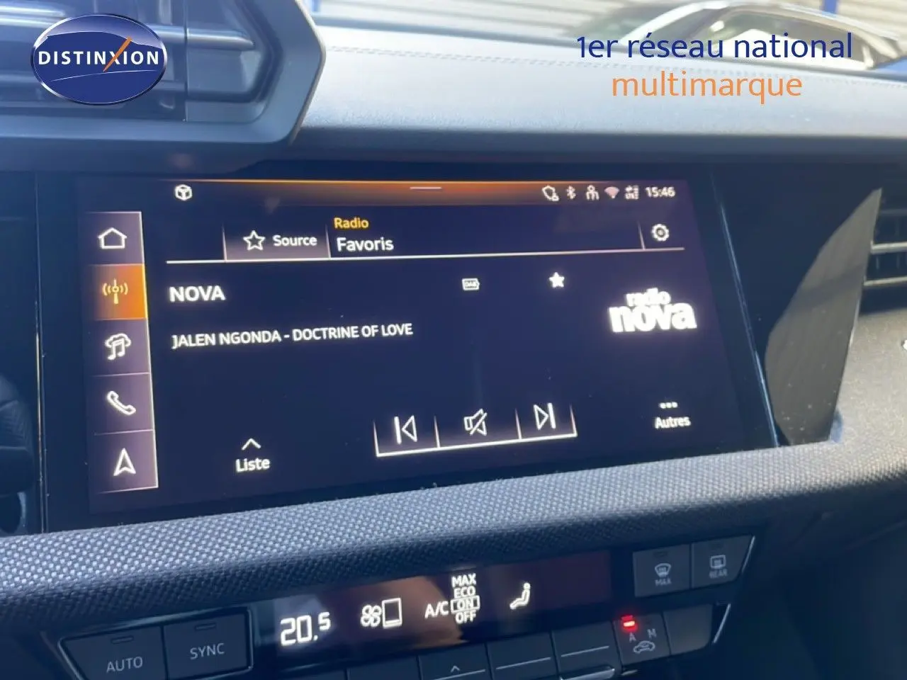 Vue intérieure centrée sur l’écran tactile multimédia de l’Audi A3 Sportback 2025, affichant la radio Nova.