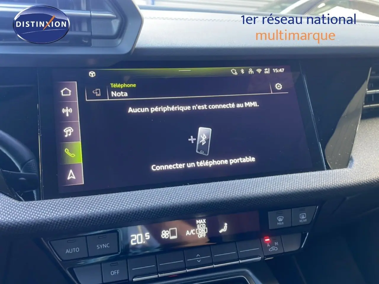 Vue rapprochée de l’écran tactile et de la console centrale d’une Audi A3 Sportback noire, affichant la connexion Bluetooth.