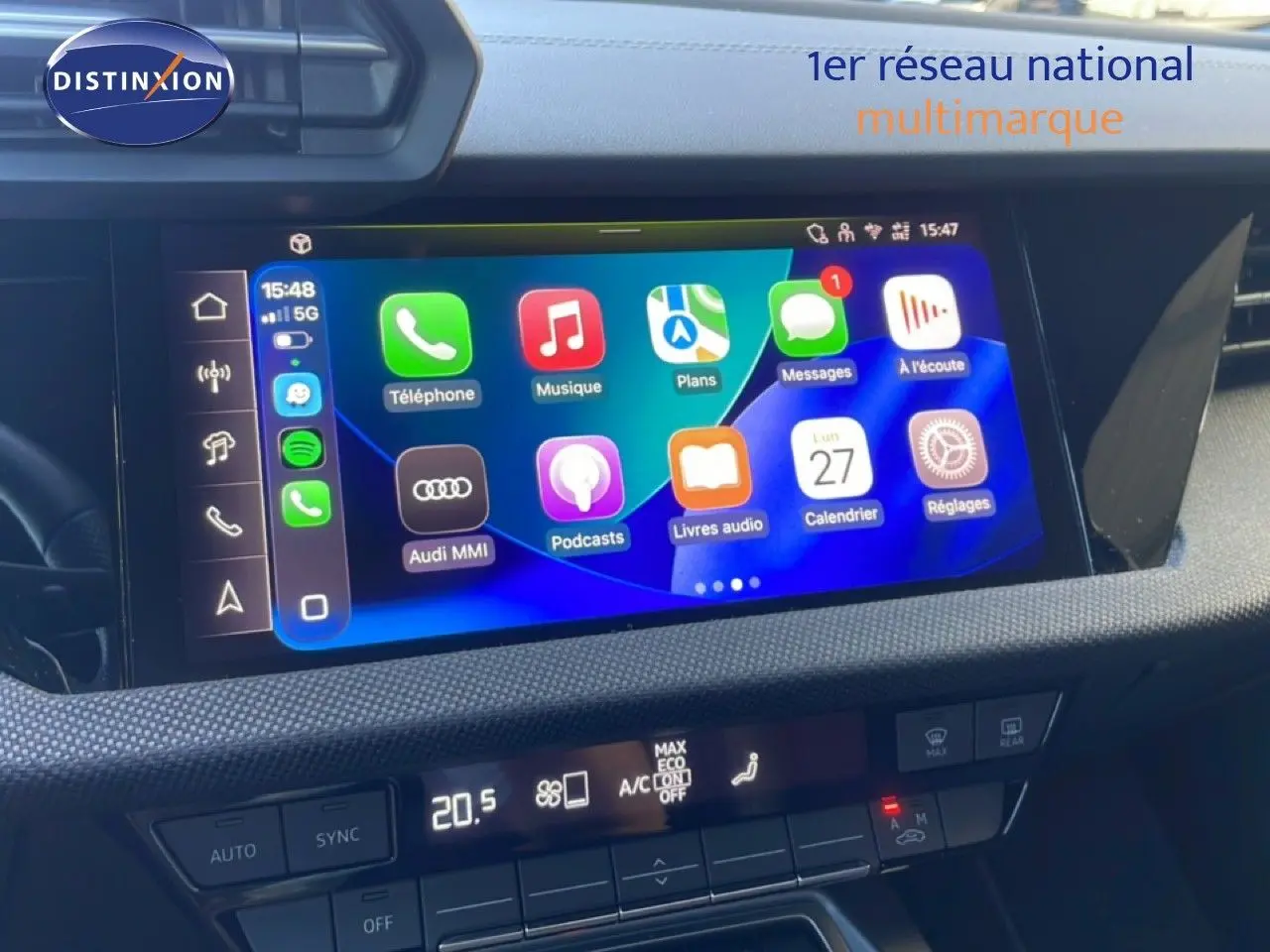 Écran tactile central de l’Audi A3 Sportback 2025 affichant les applications Apple CarPlay, vue intérieure côté conducteur.