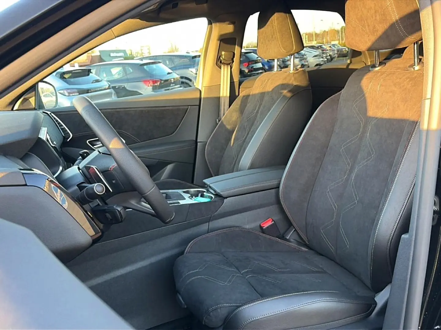 Vue intérieure côté conducteur du DS7 1.5 BlueHDi 130 noir, sièges en alcantara avec surpiqûres contrastées.