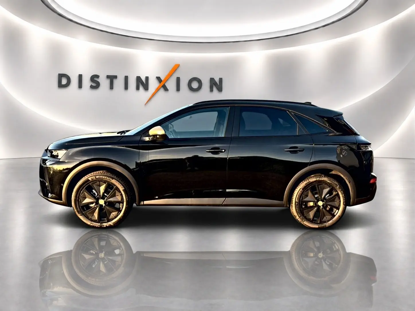 Profil droit du DS7 noir 2026 dans un showroom avec jantes noires et rétroviseurs couleur or.
