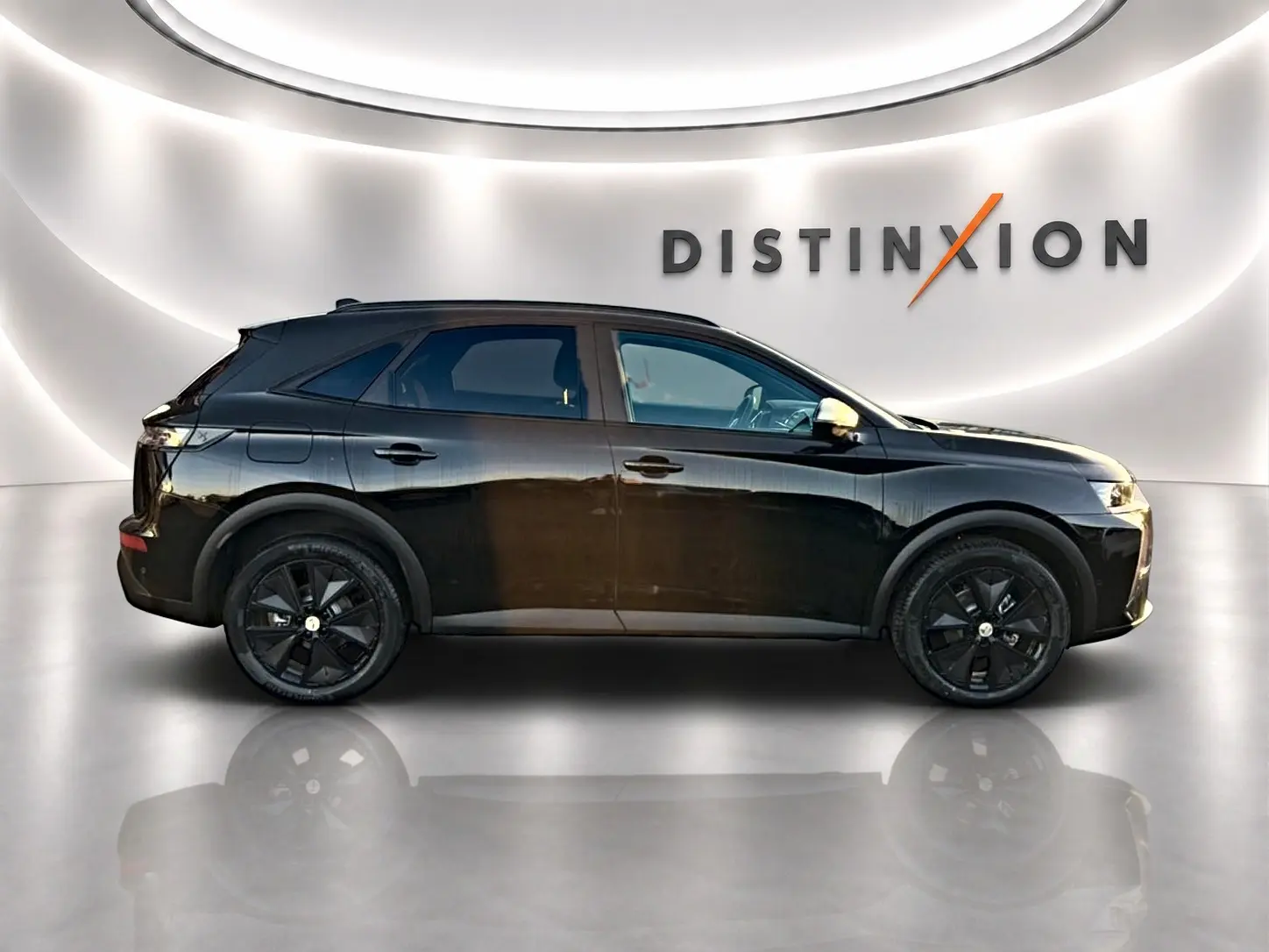 Vue de profil côté gauche d’un DS7 noir 2026 avec jantes noires et poignées ton carrosserie, sur fond blanc lumineux.