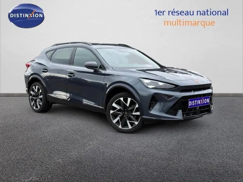 Vue 3/4 avant droite d'une CUPRA Formentor 1.5 eTSI Hybrid 2025 en gris magnétique mat avec jantes distinctives.