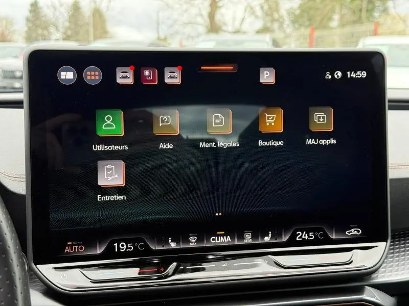 Écran tactile central affichant le menu principal du système multimédia du CUPRA Formentor gris magnétique mat, vue de face.