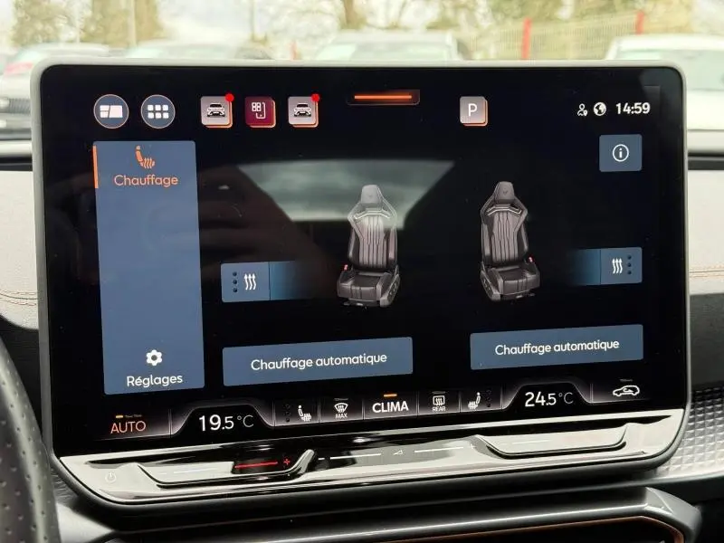 Écran tactile du système de climatisation du CUPRA Formentor 2025, affichant le chauffage des sièges avant.