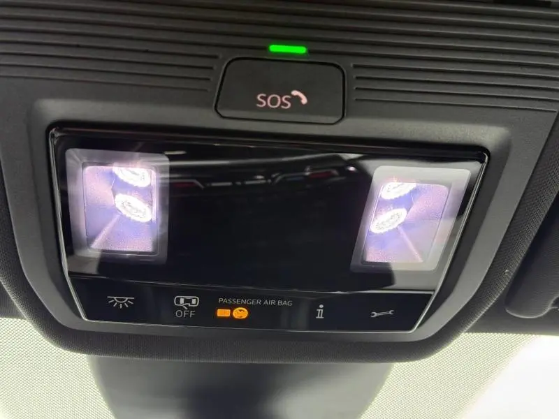Vue en gros plan du panneau de commande intérieur avec éclairage et bouton SOS du CUPRA Formentor 1.5 eTSI Hybrid 2025.