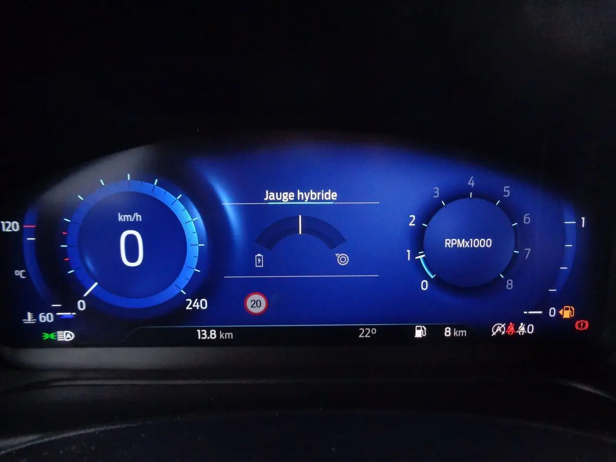 Tableau de bord numérique bleu du Ford Puma 1.0 EcoBoost MHEV 125ch affichant vitesse, compte-tours et jauge hybride.