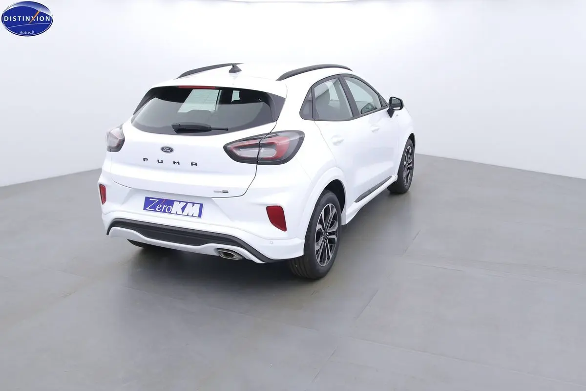 Vue 3/4 arrière droite d'une Ford Puma blanche 2022 avec feux arrière LED et jantes bi-ton.