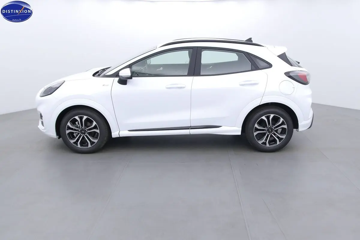 Profil côté droit du Ford Puma blanc 2022 finition ST-Line avec jantes bi-ton et toit noir.