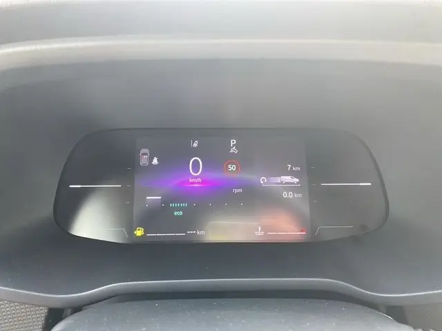 Affichage numérique du tableau de bord du Renault Trafic Fourgon 2025, montrant la vitesse à 0 km/h et indicateurs de conduite.