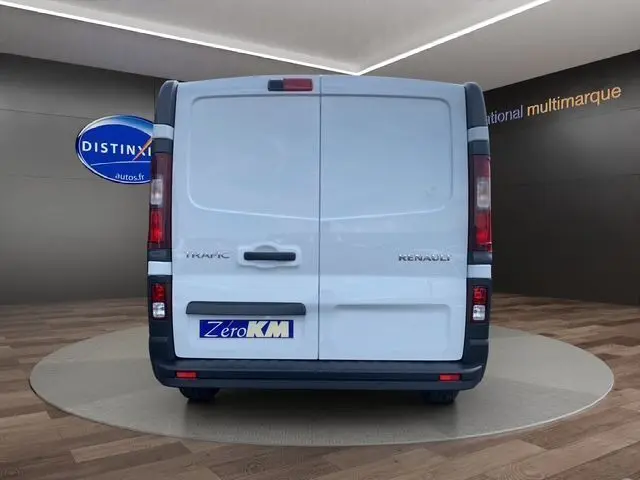 Vue arrière d'un fourgon blanc Renault Trafic L1H1 avec portes battantes et plaque Zero KM visible.