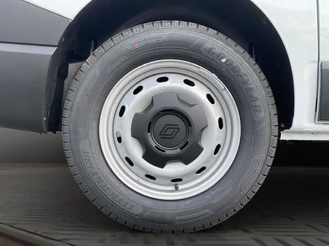 Gros plan sur la roue avant droite du fourgon blanc Renault Trafic L1H1 2025 avec jante acier et pneu Goodyear.