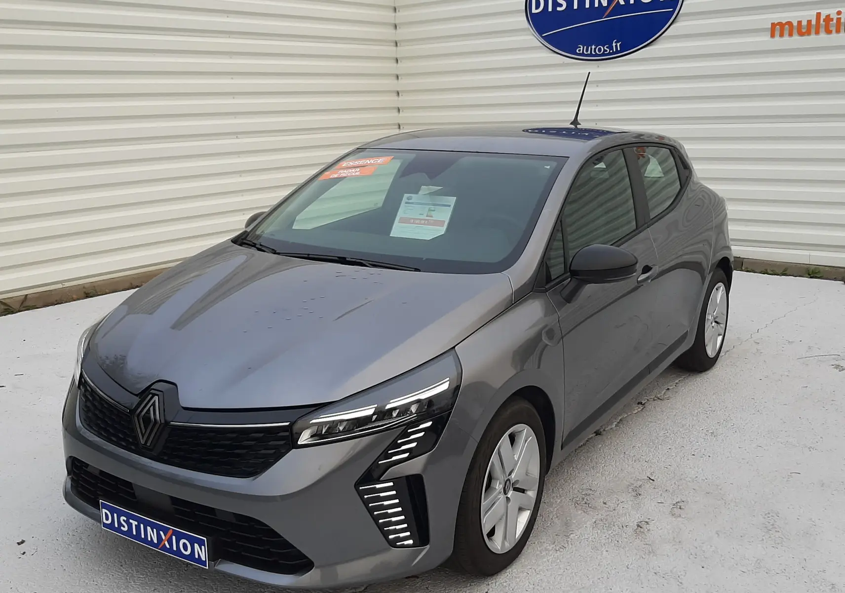 Renault Clio V TCE 90ch Evolution gris schiste vue 3/4 avant droit avec feux LED et calandre noire distinctive.