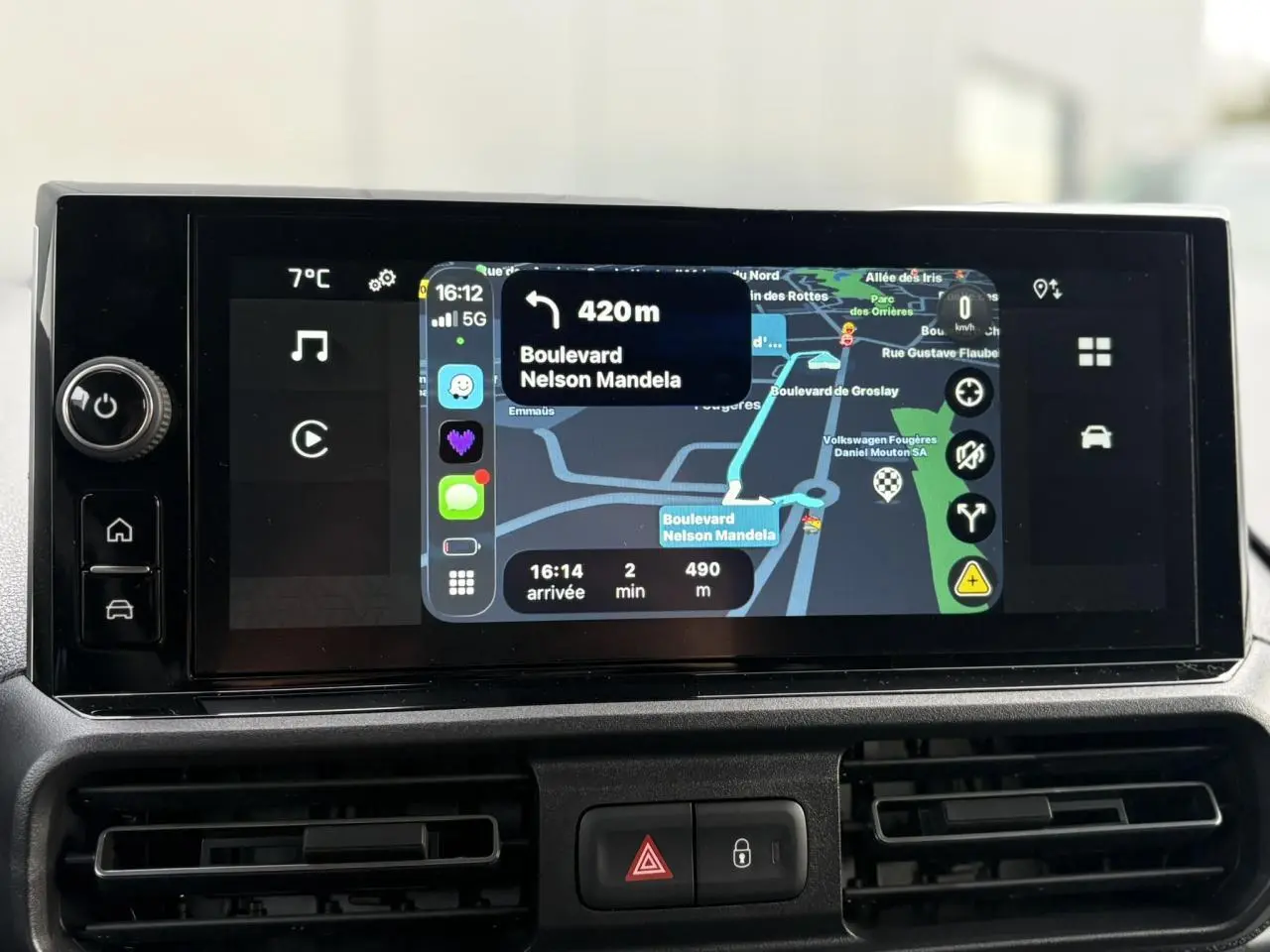 Écran tactile 10 pouces du Citroën Berlingo Van XL 2025 affichant la navigation GPS sur tableau de bord noir.