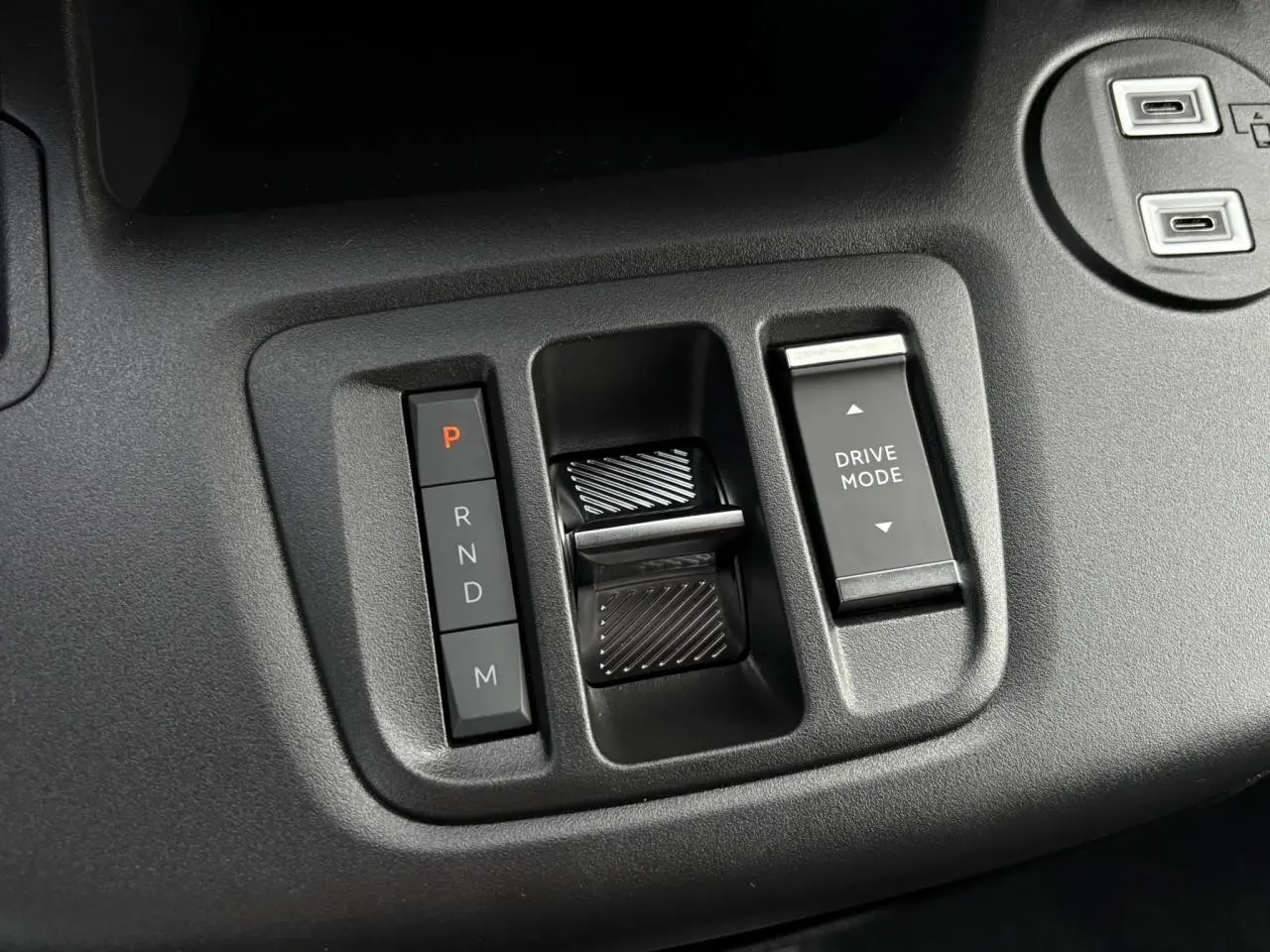 Gros plan sur la commande de boîte automatique et sélection du mode de conduite du Citroën Berlingo Van XL noir.