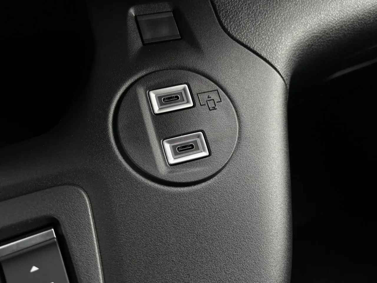 Prise USB double en gros plan sur la console centrale du Citroën Berlingo Van XL 2025 noir Perla.