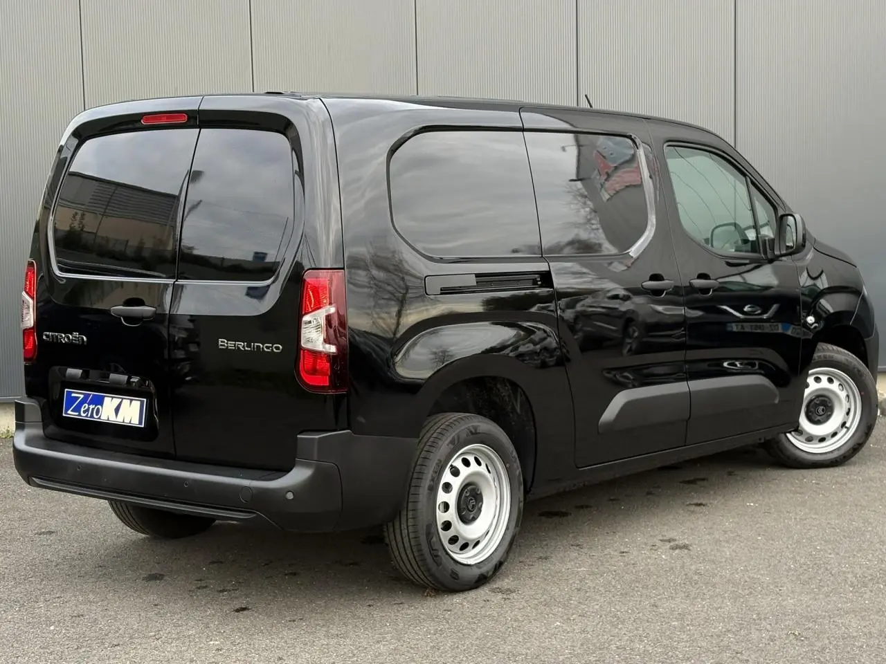Vue 3/4 arrière droite du Citroën Berlingo Van XL noir Perla avec portes arrière battantes et jantes tôles grises.