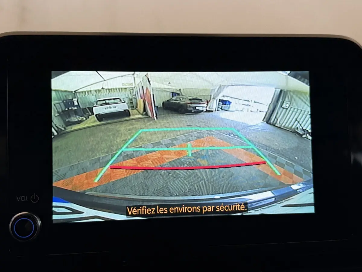 Vue de la caméra de recul du Toyota C-HR gris foncé, affichant les lignes de guidage et l'environnement arrière du véhicule.