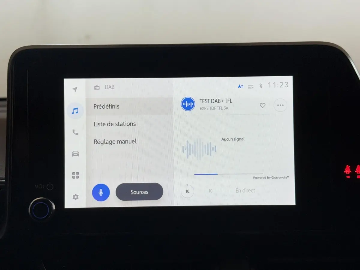 Écran tactile central du Toyota C-HR 1.8 Hybride gris foncé, affichant le menu radio DAB.