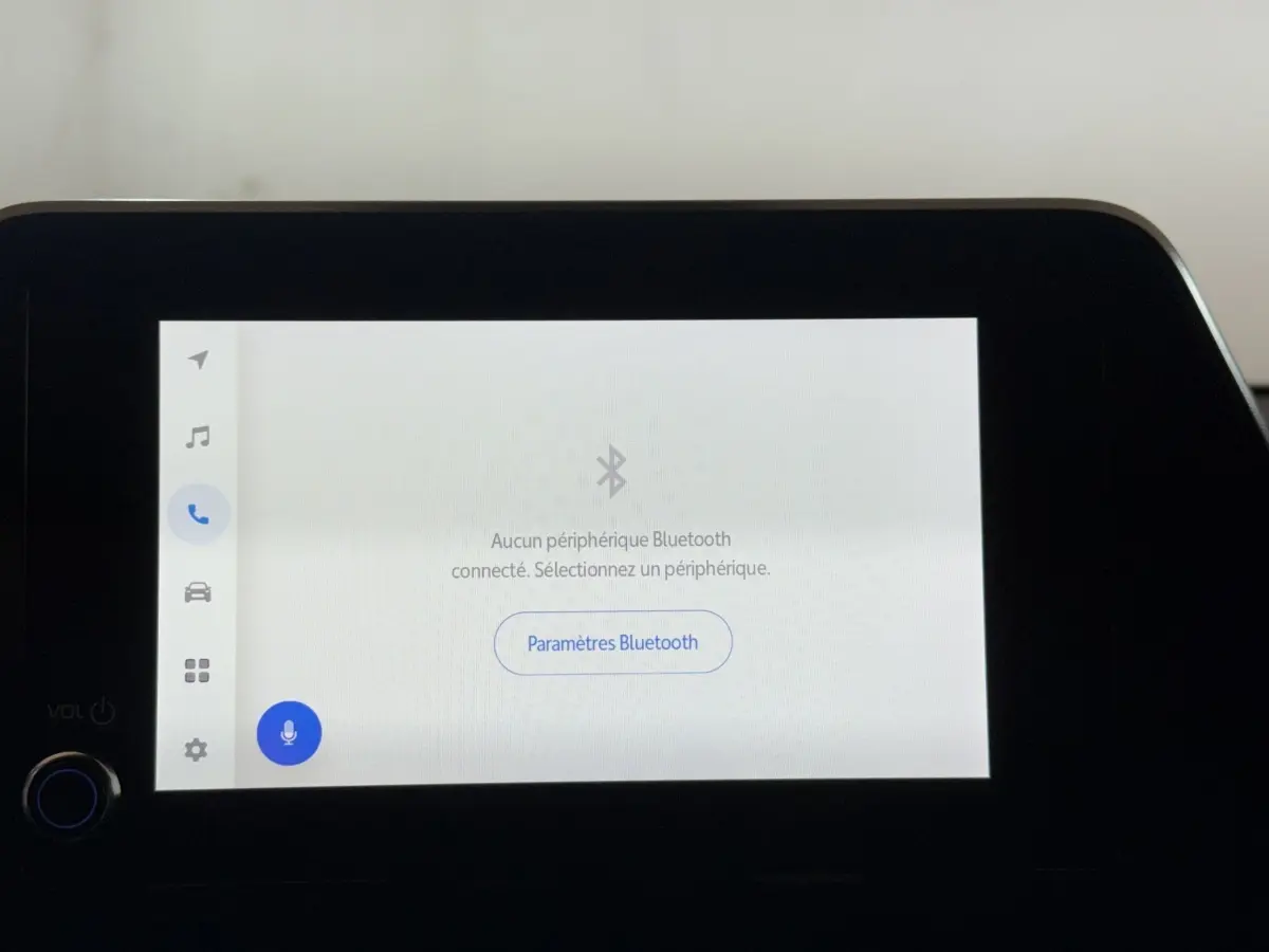 Écran tactile central du Toyota C-HR gris foncé 2022 affichant le menu Bluetooth sans connexion active.