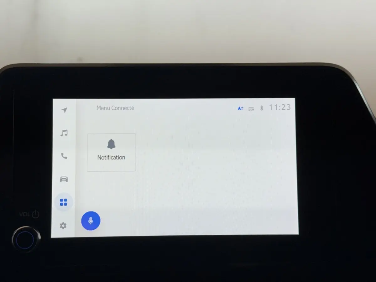Écran tactile central du Toyota C-HR 1.8 Hybride 2022 affichant le menu connecté avec notification et heure 11:23.